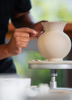 Creative workshop at MEISSEN: Wellenspiel vase shape